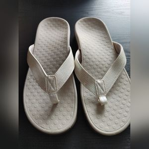Vionic white sandals